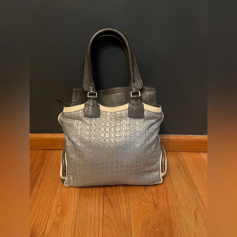 Marc by Marc Jacobs Silver Logo Shoulder Tote Bag - Picture 2 of 9
